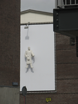 907697 Afbeelding van een groot doek gespannen op de zijgevel van het flatgebouw op de hoek van de Draaiweg en de ...